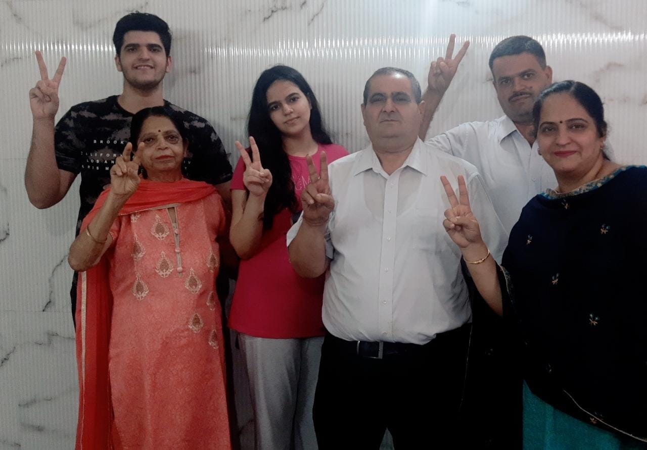 रिवार के साथ खुशी जाहिर करती हुई रागिनी सहगल। रिवार के साथ खुशी जाहिर करती हुई रागिनी सहगल।