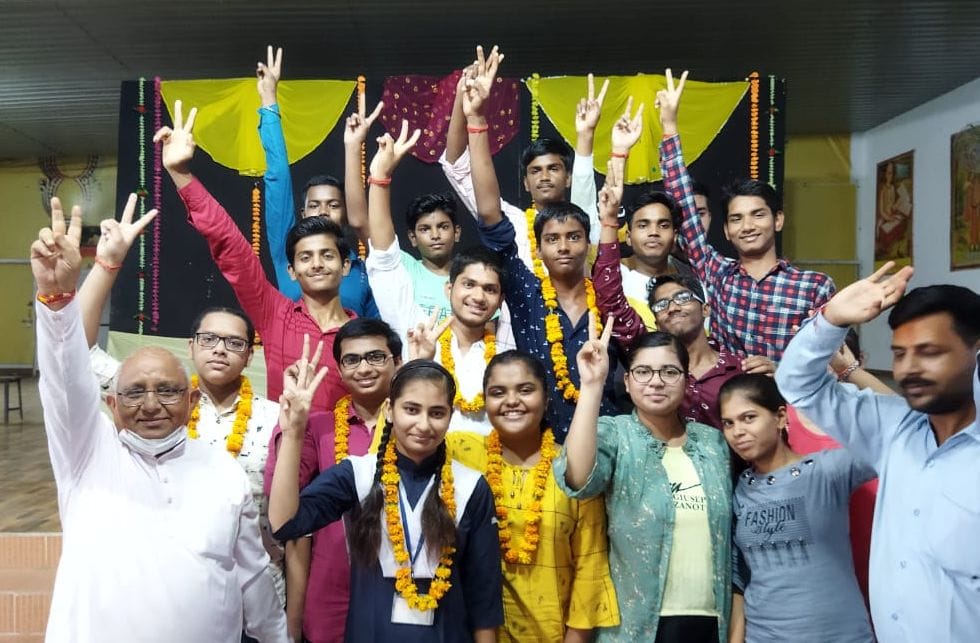 रिजल्ट घोषित होने के बाद एसवीएम इंटर कॉलेज में शिक्षकों के साथ खुशी जाहिर करते छात्रा छात्राएं। ? रिजल्ट घोषित होने के बाद एसवीएम इंटर कॉलेज में शिक्षकों के साथ खुशी जाहिर करते छात्रा छात्राएं। ?