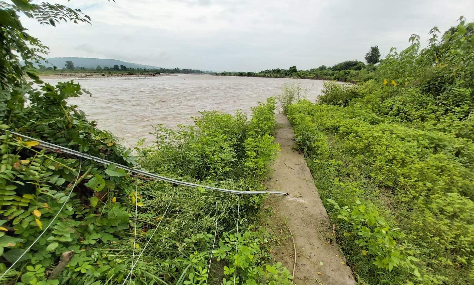  खदरी क्षेत्र में सौंग नदी के जलस्तर बढ़ने से क्षतिग्रस्त हुई सौर ऊर्जा तारबाड़।