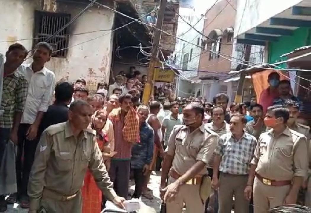हाथरस : जैन गली में मकान के गिरने के बाद मौके पर मौजूद पुलिस बल व भीड़। संवाद हाथरस : जैन गली में मकान के गिरने के बाद मौके पर मौजूद पुलिस बल व भीड़। संवाद