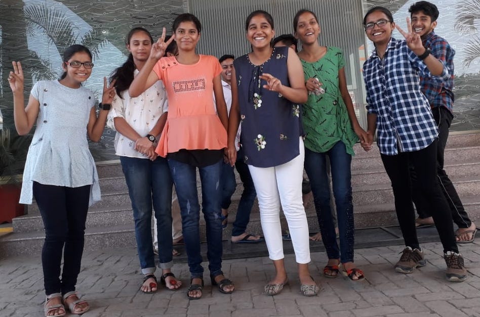 शामली बीएसएस   स्कूल   में सीबीएसई  इंटर का रिजल्ट आने पर खुशी मनाते छात्र छात्राएं