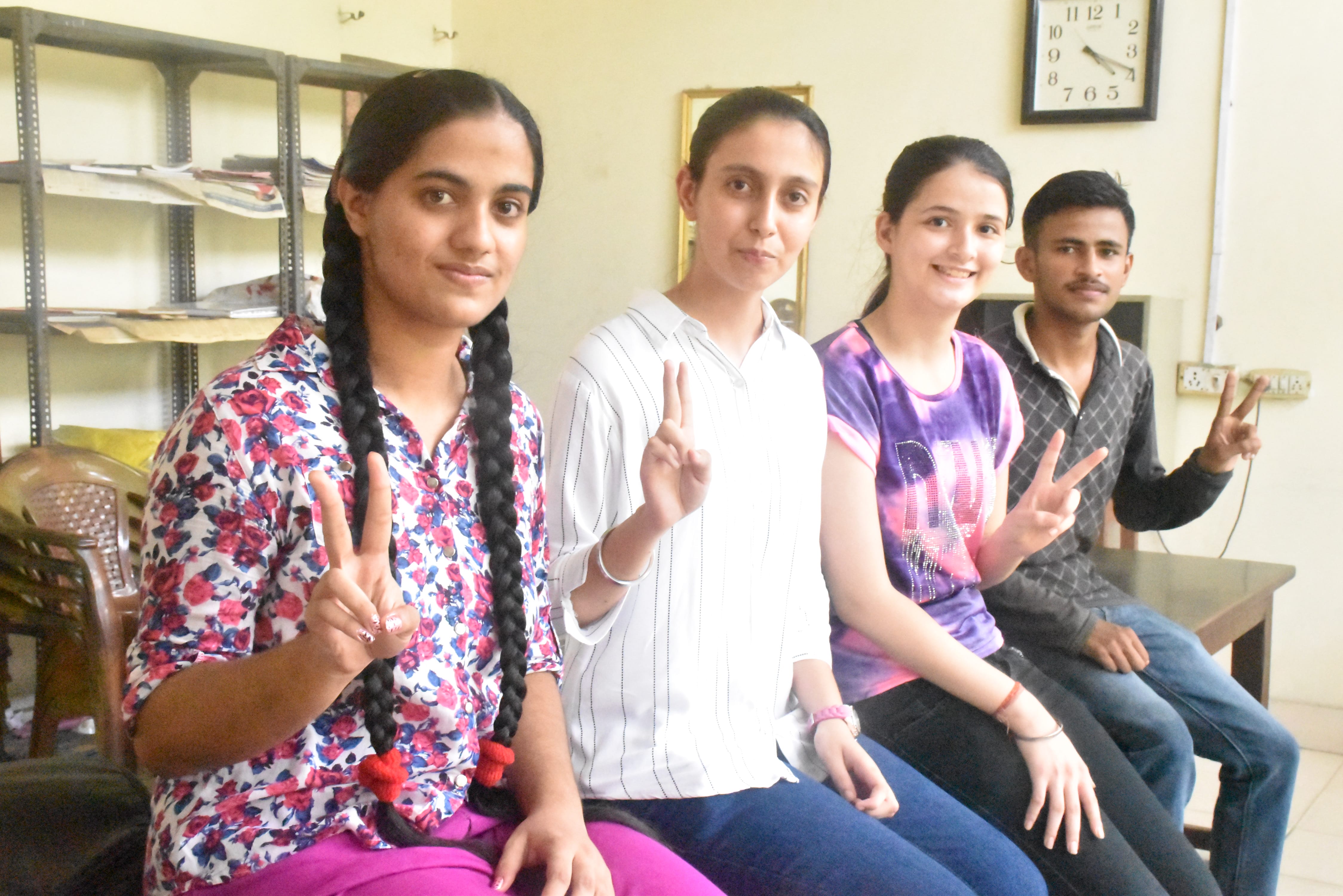 पुलिस डीएवी स्कूल के चारों टॉपर एक साथ खुशी जाहिर करते हुए। संवाद पुलिस डीएवी स्कूल के चारों टॉपर एक साथ खुशी जाहिर करते हुए। संवाद