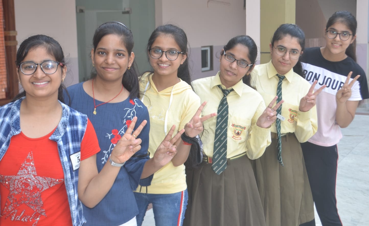 शामली सिलवरवैलस स्कूल  में सीबीएसई  इंटर का रिजल्ट आने पर खुशी मनाती मेधावी  छात्राएं