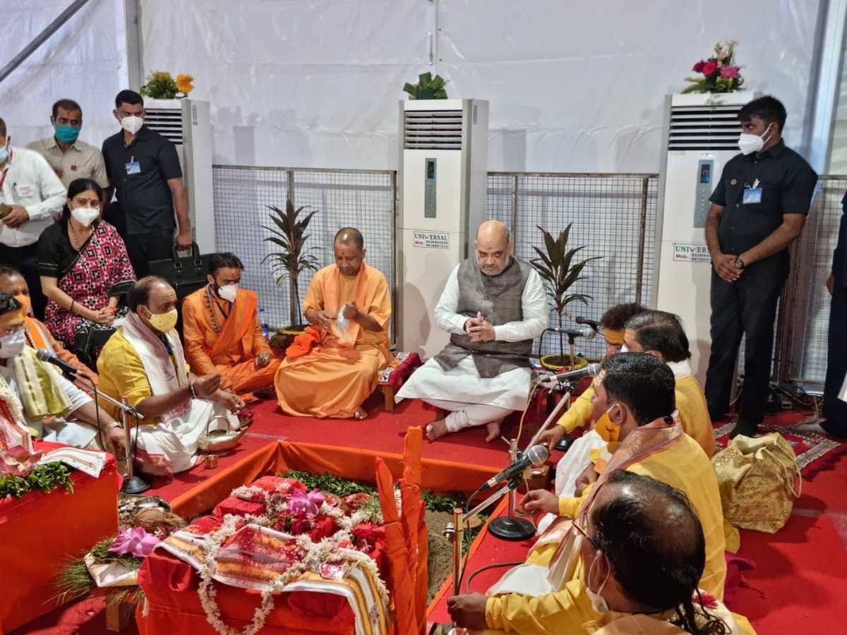 विंध्य कॉरिडोर का भूमि पूजन करते गृह मंत्री अमित शाह व मुख्यमंत्री योगी आदित्यनाथ।