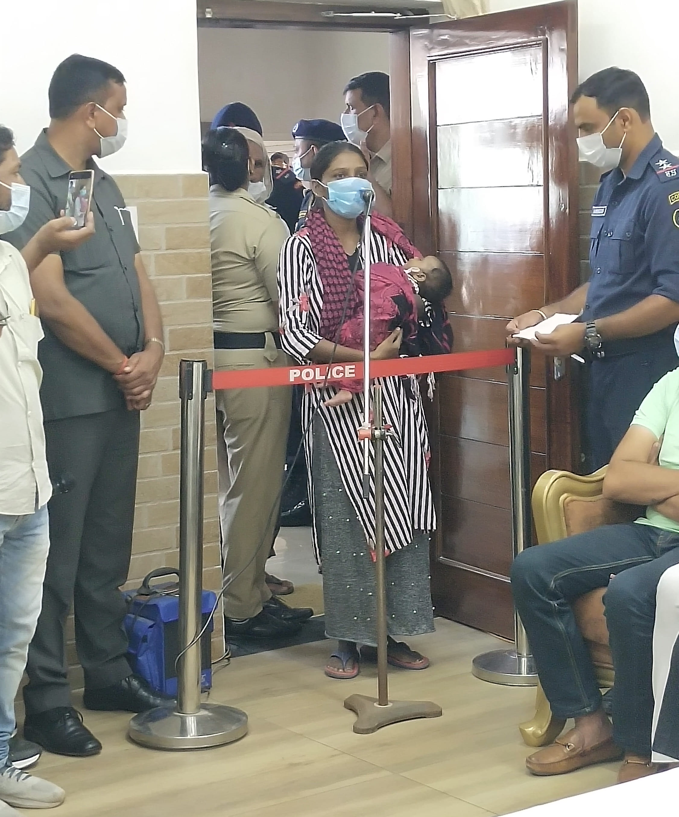 जनता दरबार में अपनी समस्या बताती महिला। जनता दरबार में अपनी समस्या बताती महिला।