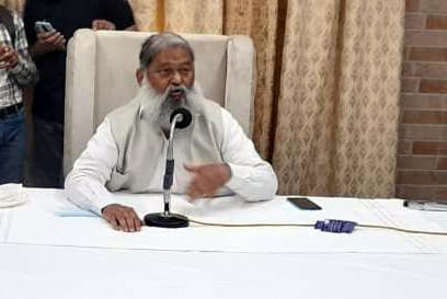 जनता दरबार में लोगों की समस्याएं सुनते मंत्री अनिल विज। जनता दरबार में लोगों की समस्याएं सुनते मंत्री अनिल विज।