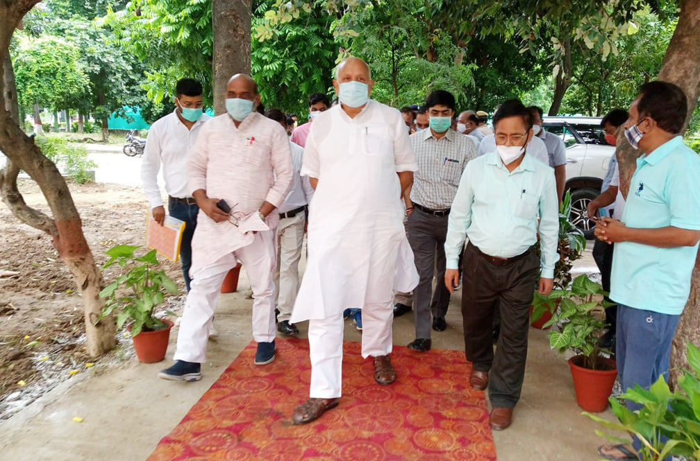 सहारनपुर के कंपनी बाग का निरीक्षण करते प्रभारी मंत्री सूर्य प्रताप शाही सहारनपुर के कंपनी बाग का निरीक्षण करते प्रभारी मंत्री सूर्य प्रताप शाही
