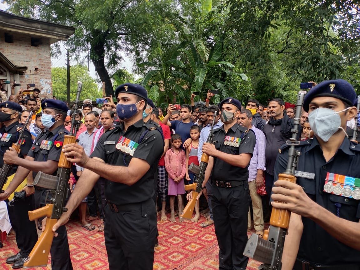 बाबा बेलखरनाथ ब्लाक के सराय नानकार में शहीद चंद्रलोक तिवारी सलामी देते सेना के जवान। संवाद बाबा बेलखरनाथ ब्लाक के सराय नानकार में शहीद चंद्रलोक तिवारी सलामी देते सेना के जवान। संवाद