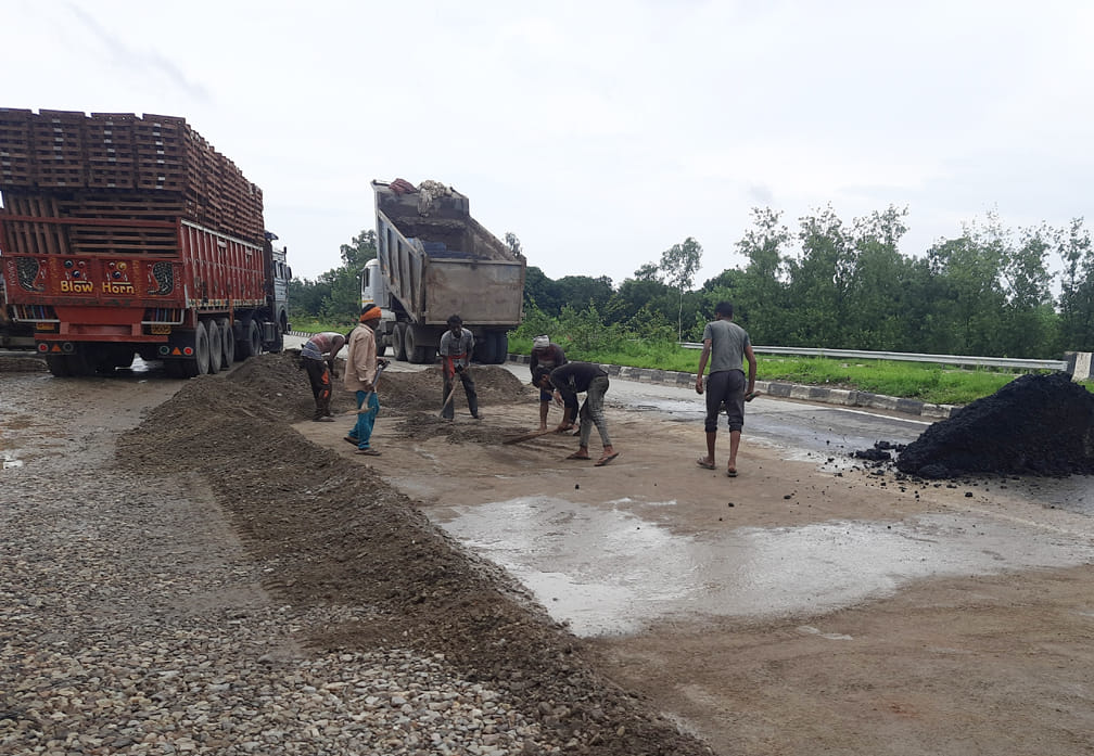 सहारनपुर बाईपास की मरम्मत कार्य कर रोड़ तैयार करते कर्मी