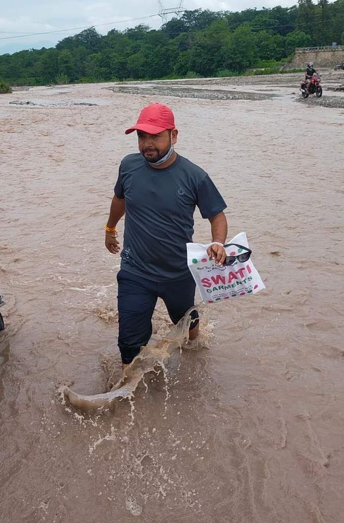  यमकेश्वर ब्लॉक के बीन नदी में मोटरपुल न बनने से जान जोखिम में डालकर नदी पार करते लोग।