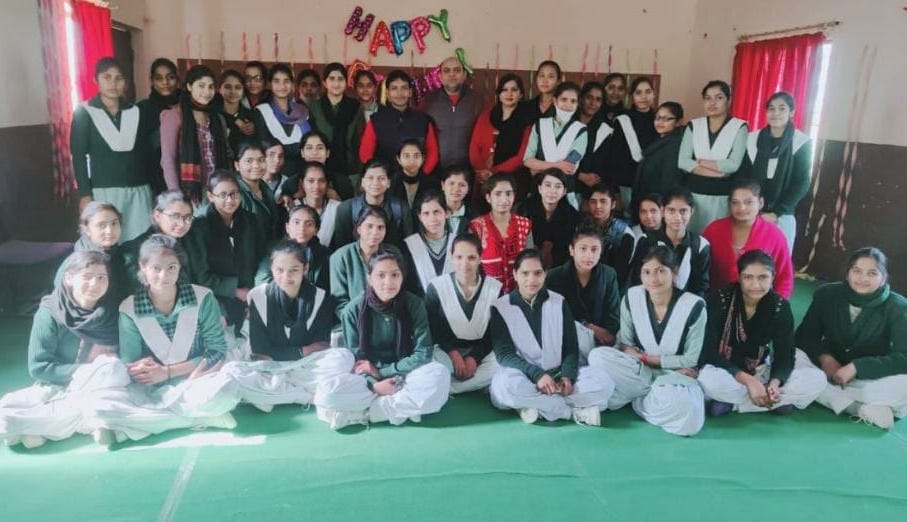 झिंझाना बलवंती देवी कन्या इंटर कॉलेज सिकंदरपुर में शिक्षको के साथ मेधावी छात्राएं