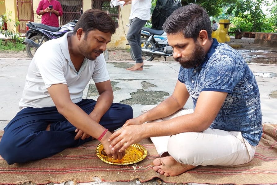 थानाभवन में एक साथ खाना खाते काकू कोचर व सूरज थानाभवन में एक साथ खाना खाते काकू कोचर व सूरज