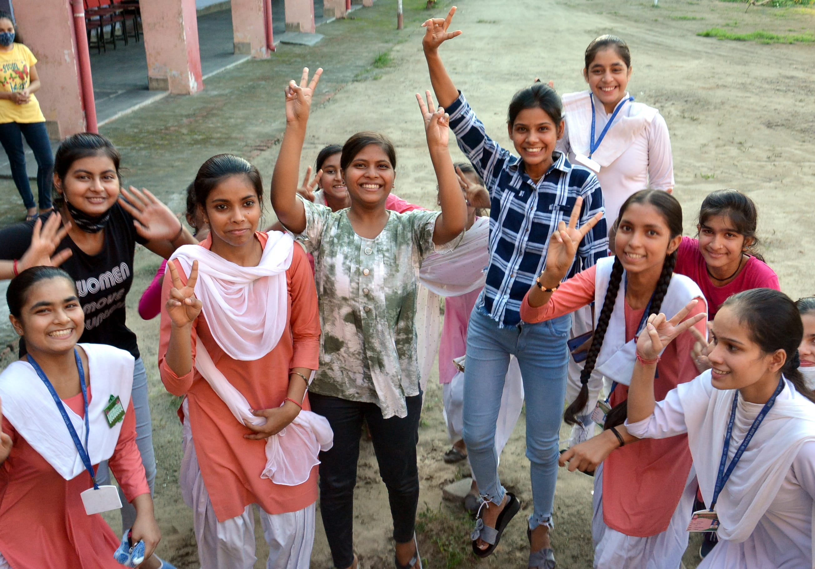 जैन कन्या इंटर कालेज में खु्शी मनाती यूपी बोर्ड की सफल छात्राएं।