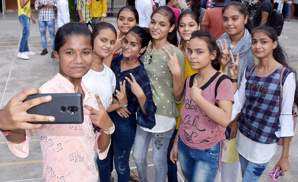 सरस्वती विद्या मन्दिर इंटर कॉलेज में हाई स्कूल की टॉपर्स कुछ इस अंदाज में खुशी मनाती छात्राएं