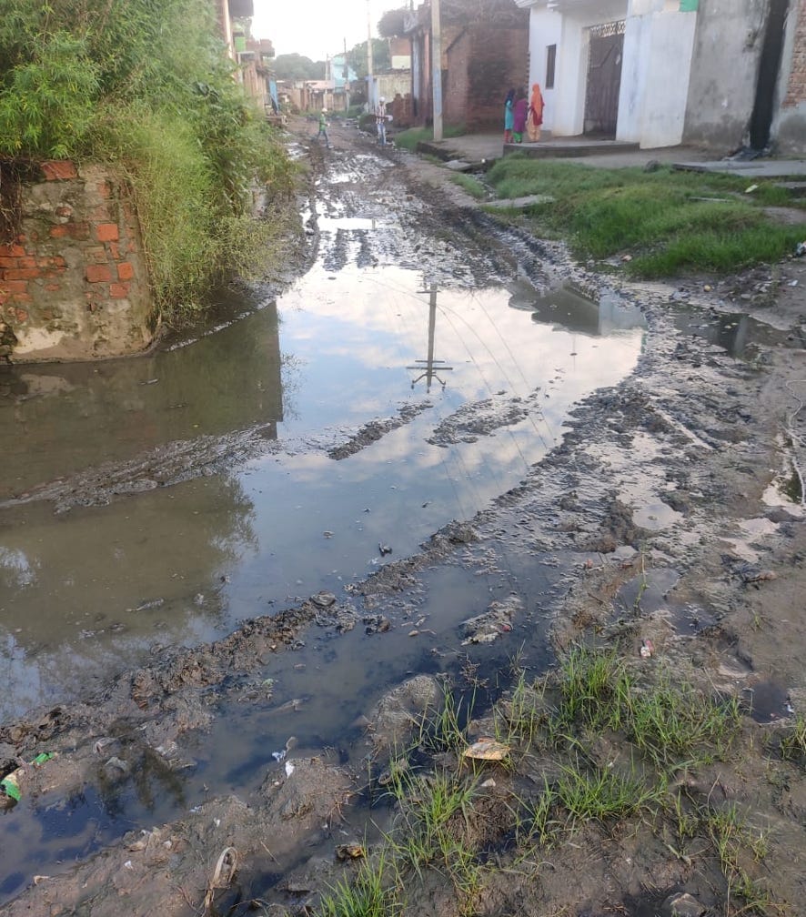 मंडावली के गांव साहबपुरा उमराव में बदहाल मार्ग। मंडावली के गांव साहबपुरा उमराव में बदहाल मार्ग।