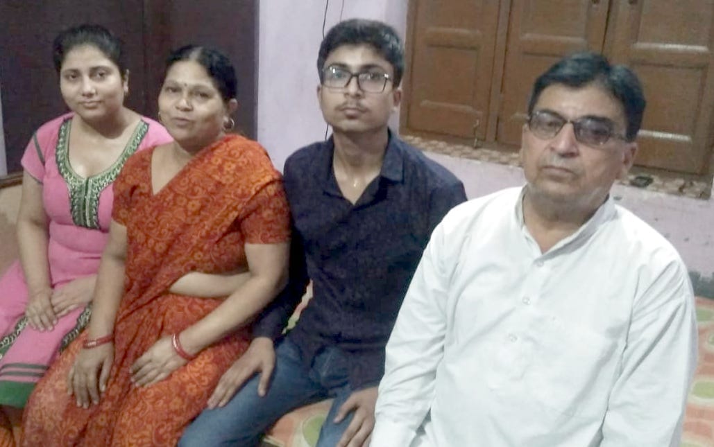 शामली इटंर का टॉपर दक्ष नामदेव अपने परिजनो के साथ
