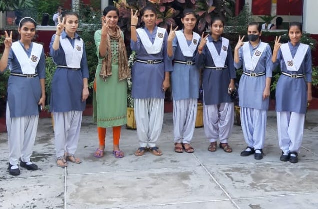 शामली सत्यनारयण इंटर कॉलेज में यूपी बोर्ड का रिजल्ट आने पर खुशी मनाती छात्राएं