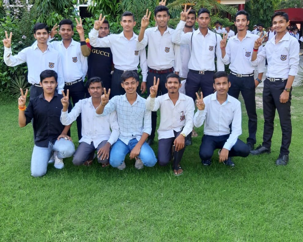 शामली सत्यनारयण इंटर कॉलेज में यूपी बोर्ड का रिजल्ट आने पर खुशी मनाते छात्र