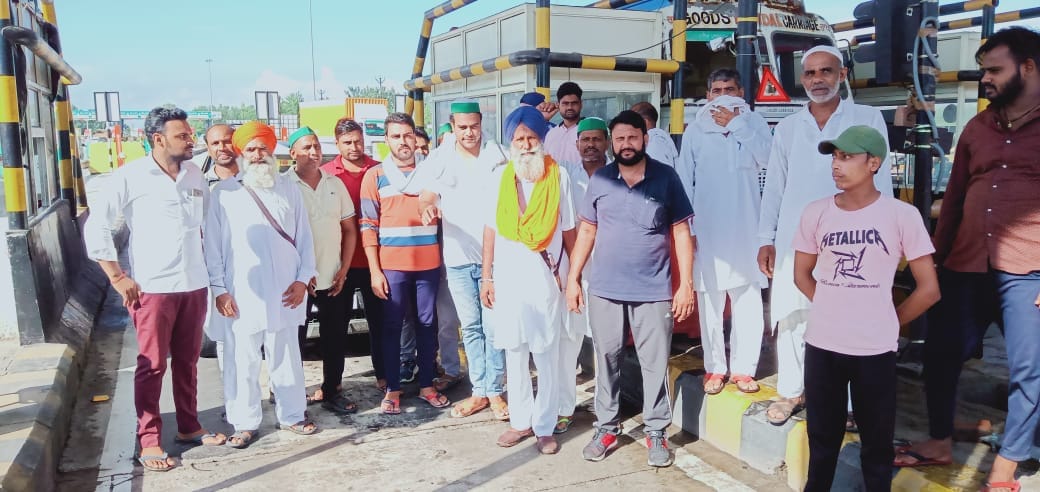 छपार टोल प्लाजा पर टोल फ्री करते भाकियू कार्यकर्ता।