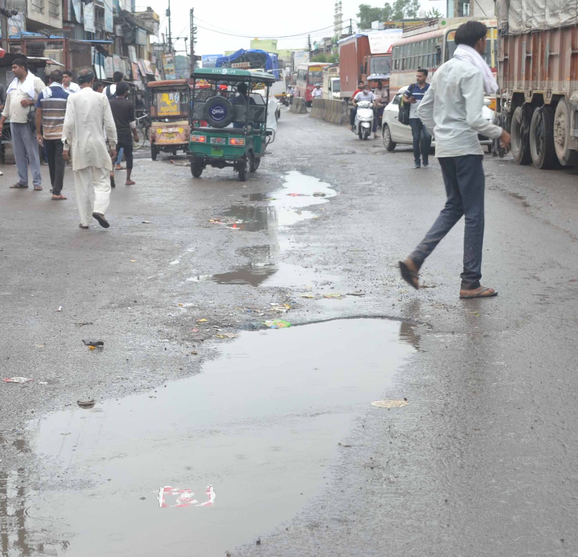 शामली दिल्ली अडडे पर सडक में भरा पानी