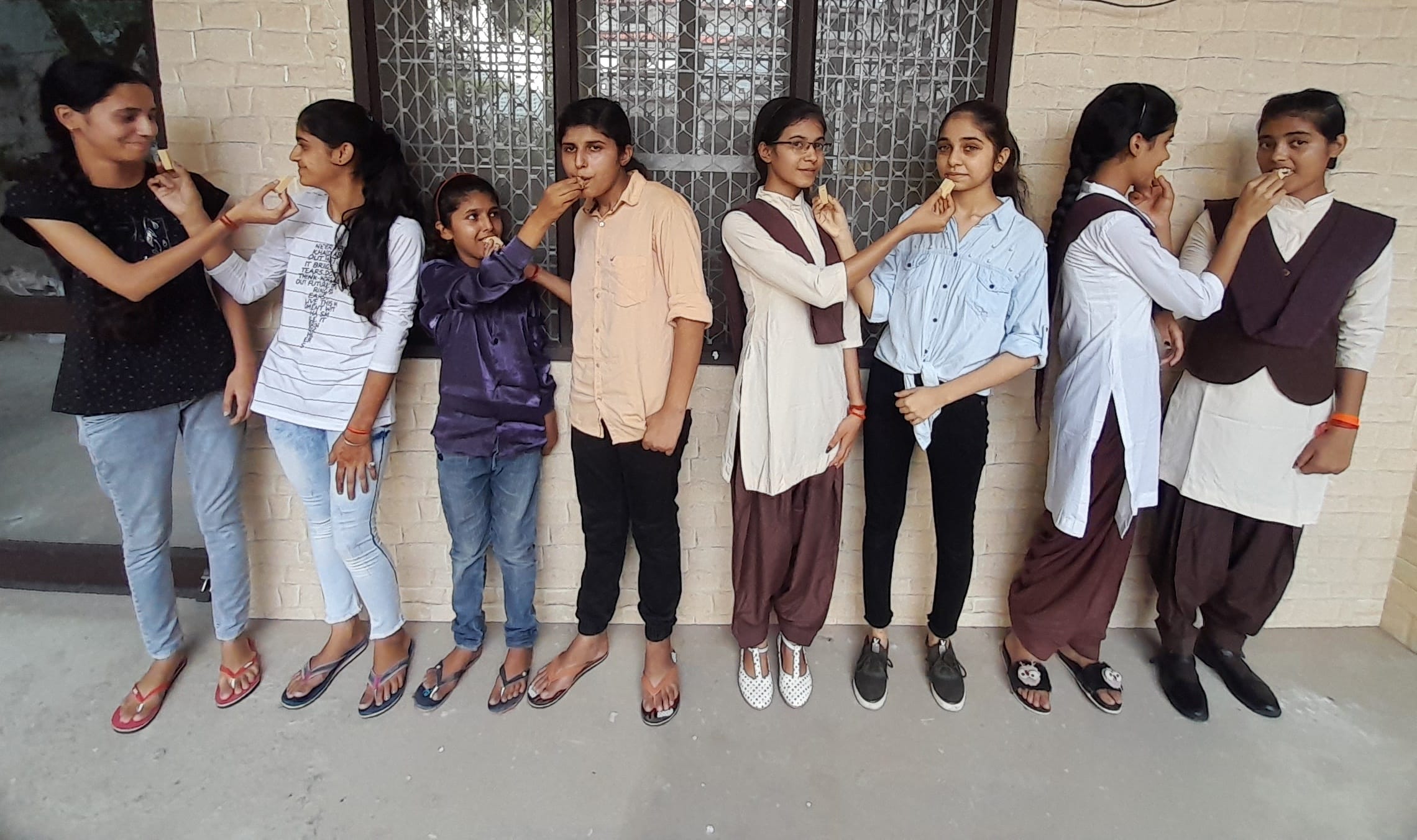 शामली देवी उमरा कौर वैदिक इंटर कॉलेज में एक दुसरे को मिठाई खिलाती छात्राएं शामली देवी उमरा कौर वैदिक इंटर कॉलेज में एक दुसरे को मिठाई खिलाती छात्राएं