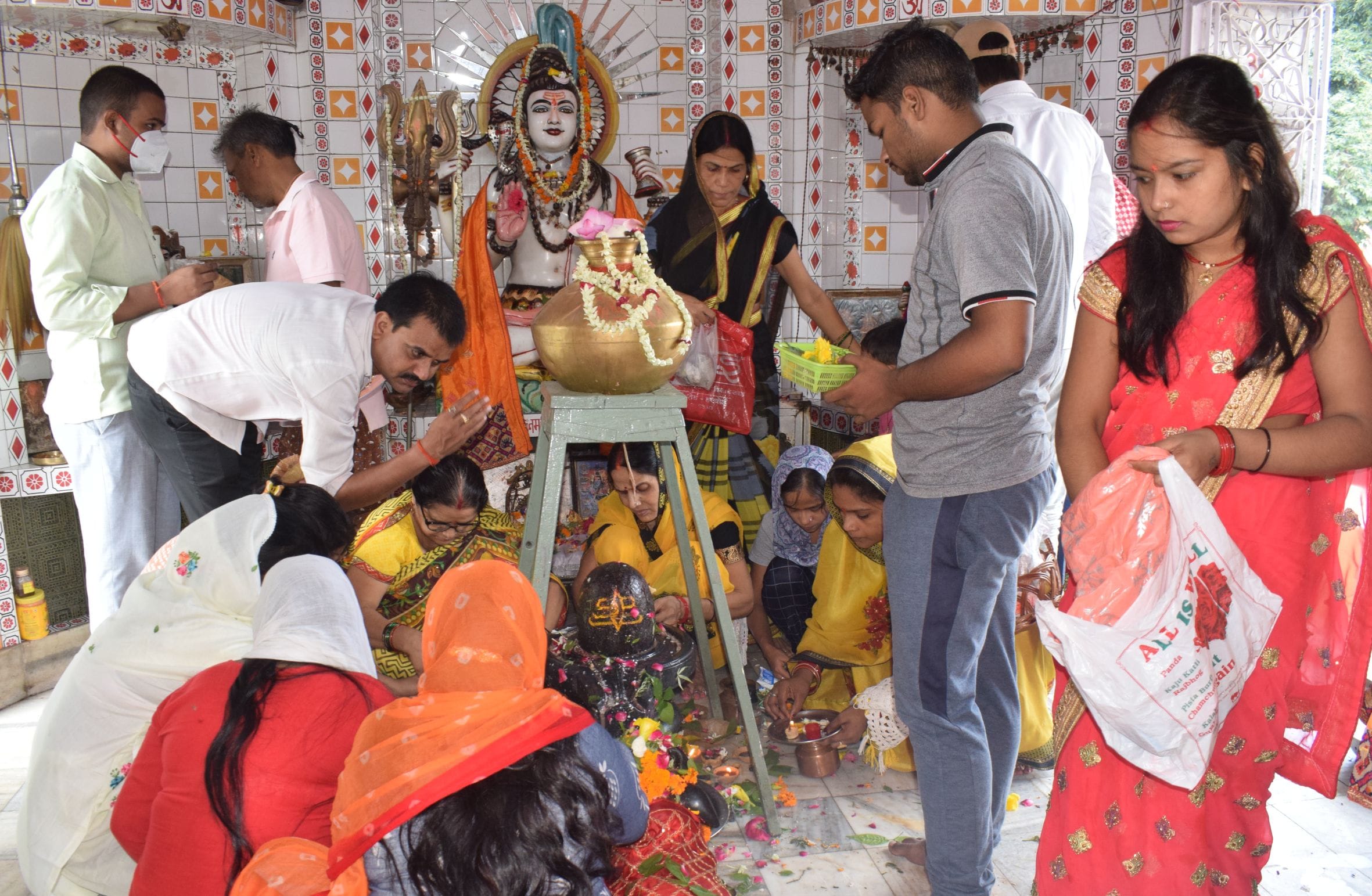 फोटो-2-बाबा विश्वनाथ मंदिर में पूजन करते श्रद्धालु। संवाद फोटो-2-बाबा विश्वनाथ मंदिर में पूजन करते श्रद्धालु। संवाद