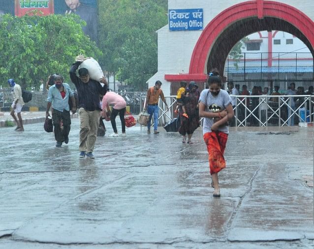 झांसी में  रविवार को सारे दिन रुक-रुक कर हुई बरसात में रेलवे स्टेशन पर भीगते जाते यात्री। अमर उजाल?
