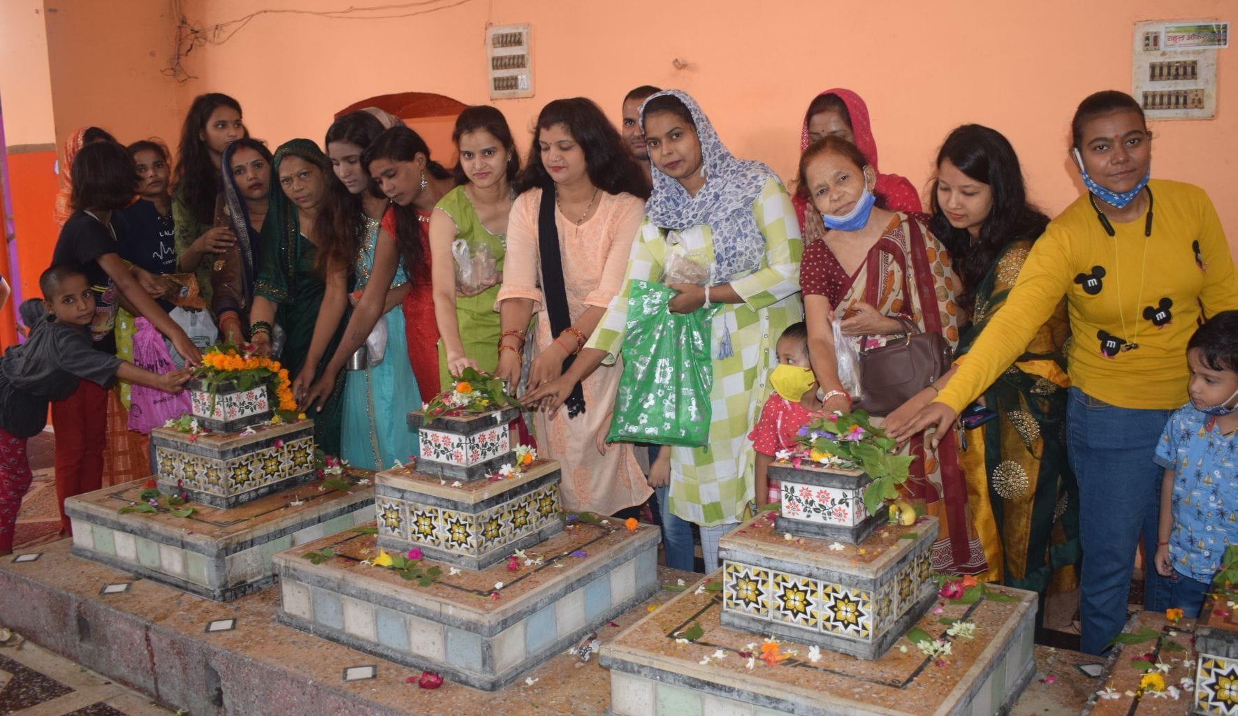 सावन के दूसरे सोमवार को नगर के श्री भीमसेन मंदिर में पूजा अर्चना करते श्रद्धालु> सावन के दूसरे सोमवार को नगर के श्री भीमसेन मंदिर में पूजा अर्चना करते श्रद्धालु>