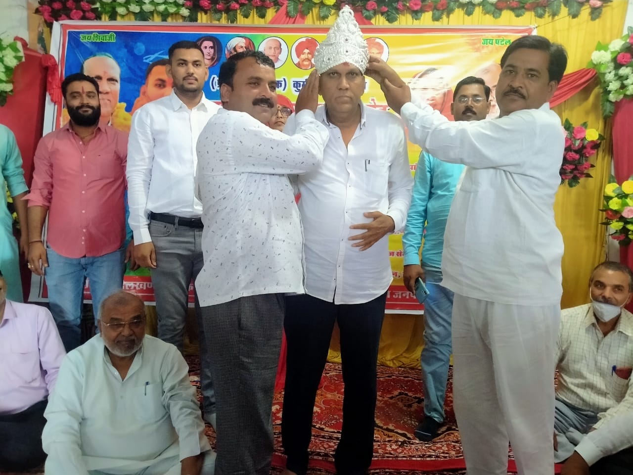 अखिल भारतीय कुर्मी क्षत्रिय महासभा के सम्मान समारोह में जिला पंचायत अध्यक्ष को चांदी का मुकुट प? अखिल भारतीय कुर्मी क्षत्रिय महासभा के सम्मान समारोह में जिला पंचायत अध्यक्ष को चांदी का मुकुट प?