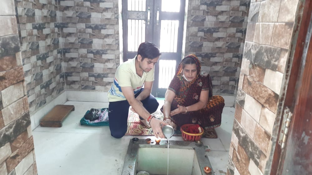 कैराना के बाबा बनखंडी महादेव मंदिर में जलाभिषेक करते  श्रद्धालु।