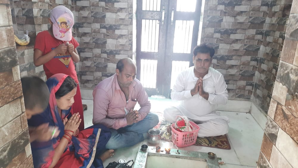 कैराना के बाबा बनखंडी महोदव मन्दिर में पूजा करते  श्रद्धालु।