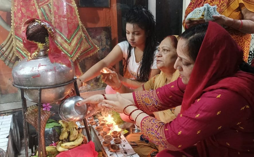 नजीबाबाद में शिवशक्ति धाम में जलाभिषेक करते श्रद्धालु। नजीबाबाद में शिवशक्ति धाम में जलाभिषेक करते श्रद्धालु।