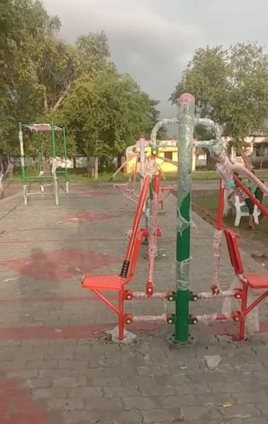मियागंज ब्लाक में खुली जिम में लगे कसरत के उपकरण। संवाद मियागंज ब्लाक में खुली जिम में लगे कसरत के उपकरण। संवाद
