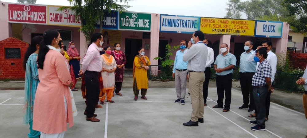 रायंसरी स्कूल में अध्यापकों से कोविड से बचाव को लेकर फीडबैक लेते उच्च शिक्षा उपनिदेशक देवेंद्र ? रायंसरी स्कूल में अध्यापकों से कोविड से बचाव को लेकर फीडबैक लेते उच्च शिक्षा उपनिदेशक देवेंद्र ?