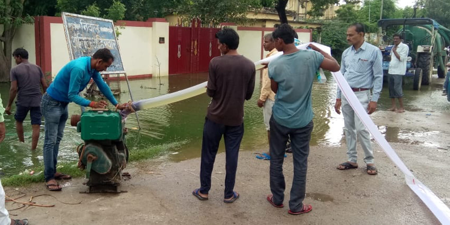 राठ में सिविल जज आवास व आपूर्ति कार्यालय के बाहर भरा पानी निकालते पालिका कर्मचारी