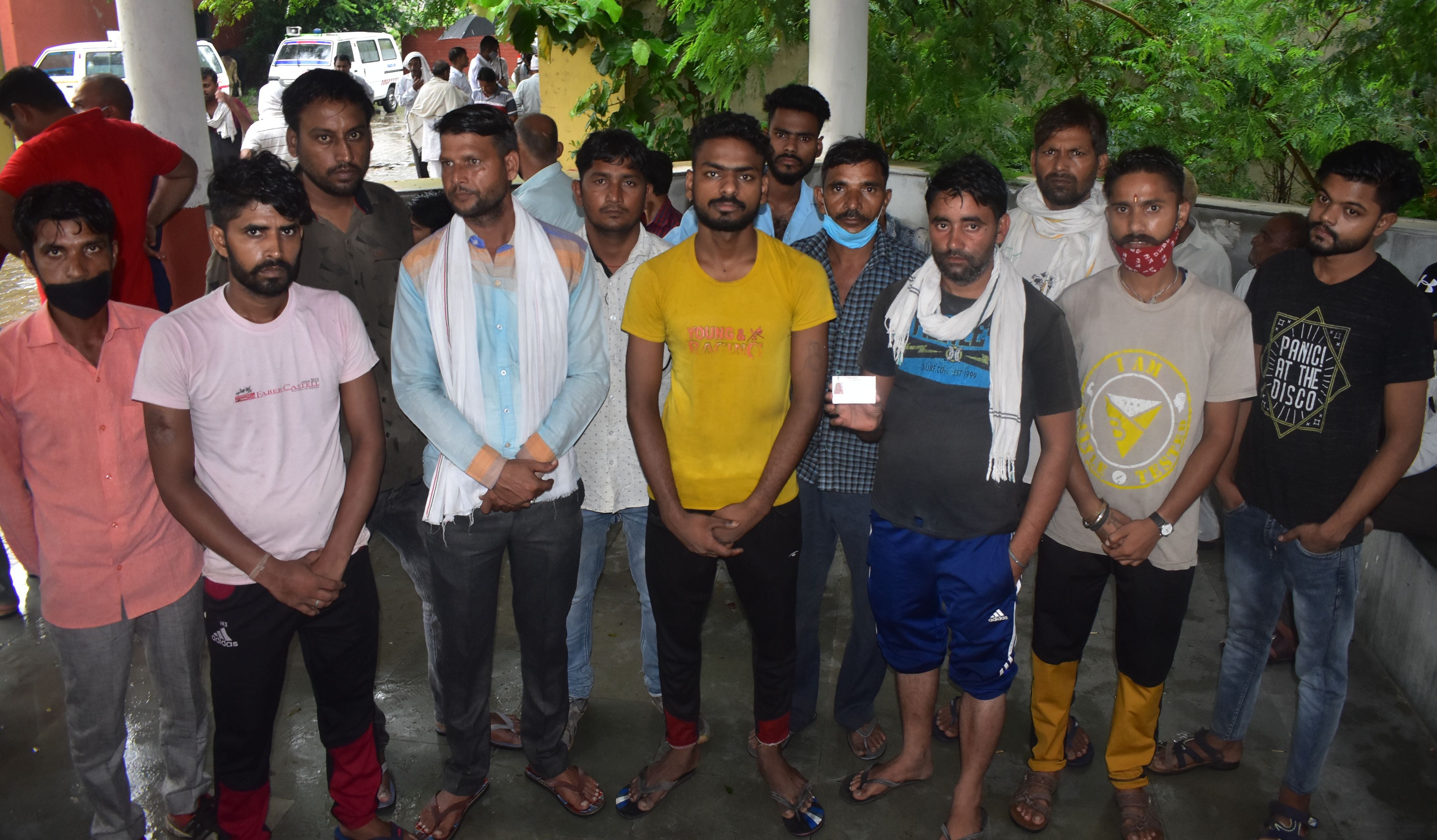 पानीपत। सिविल अस्पताल स्थित शव ग्रह के बाहर मौजूद मृतक राधा का बेटे अपनी मां की फोटो दिखाता हुआ व ?