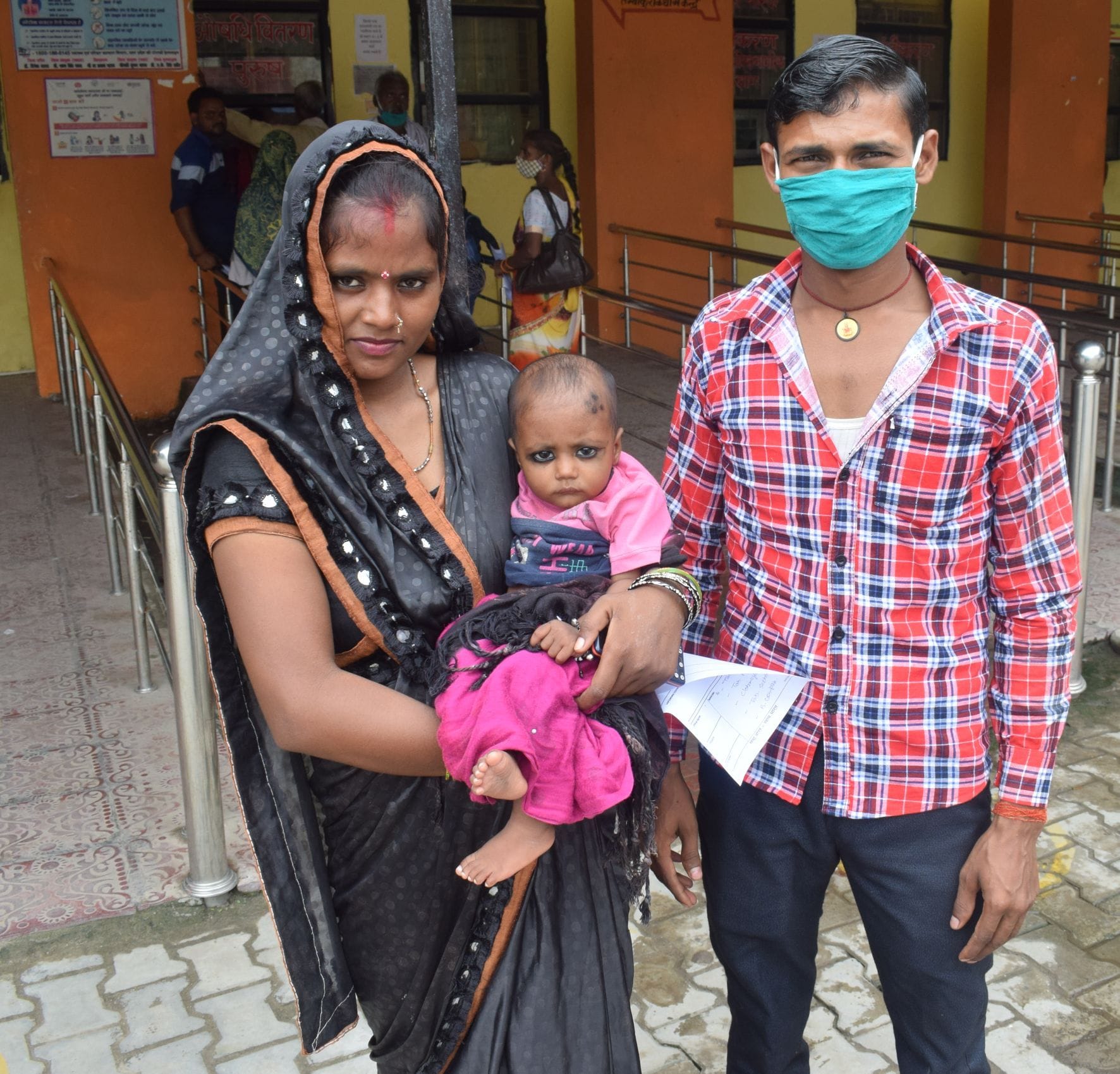 जिला अस्पताल में उपचार न मिलने पर बच्चों को दूसरे अस्पताल में ले जाता दंपती जिला अस्पताल में उपचार न मिलने पर बच्चों को दूसरे अस्पताल में ले जाता दंपती