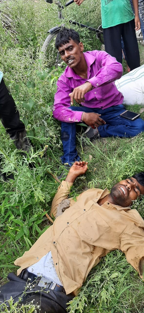 मिलक-बिलासपुर रोड पर बाइकों की भिडंत पर सड़क किनारे पड़े घायल।