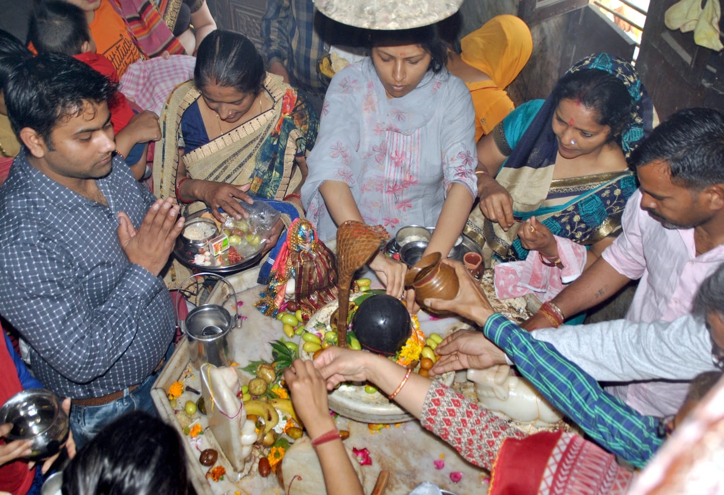 शामली के बलभद्र मन्दिर में जलाभिषेक करते श्रद्धालु।