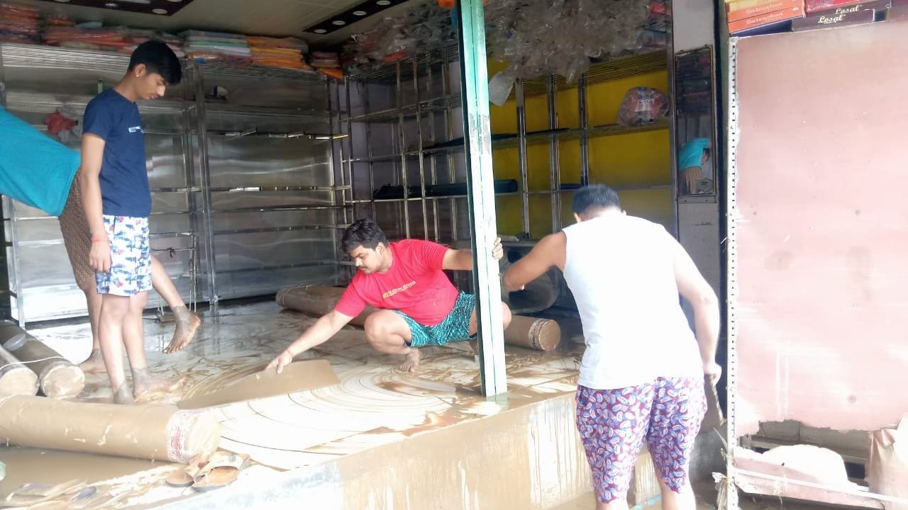 मंदाकिनी का जलस्तर घटने पर रामघाट में दुकानों की सफाई करते दुकानदार। संवाद मंदाकिनी का जलस्तर घटने पर रामघाट में दुकानों की सफाई करते दुकानदार। संवाद