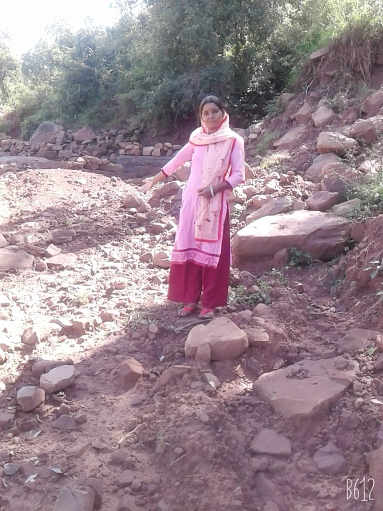 वार्ड को जाने वाले खस्ताहाल रास्ते के बारे में जानकारी देती पार्षद, संवाद। वार्ड को जाने वाले खस्ताहाल रास्ते के बारे में जानकारी देती पार्षद, संवाद।