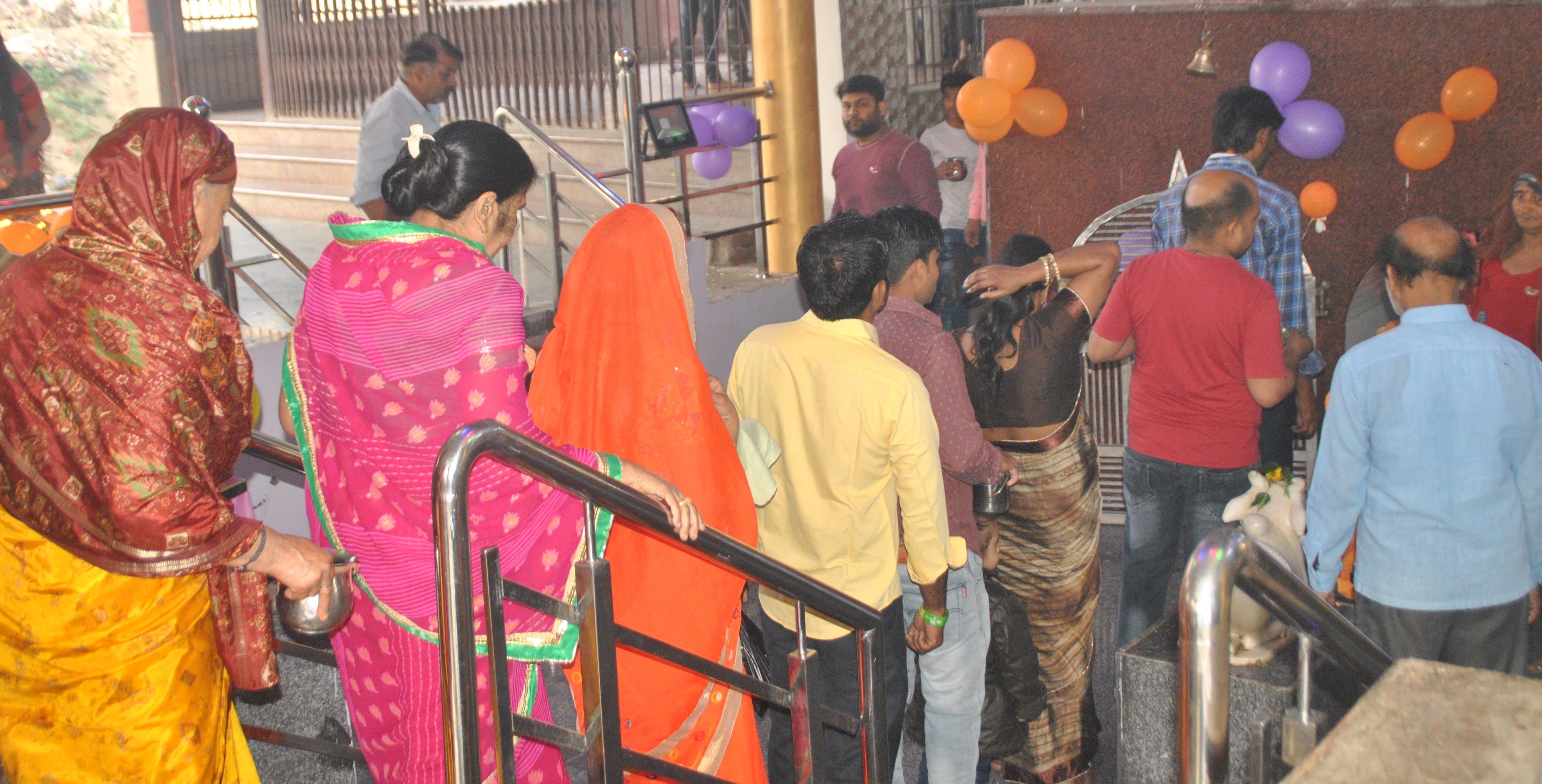 शामली के भाकूवाला मन्दिर में जलाभिषेक करने के लिये श श्रद्धालुओं की लगी लाइन।