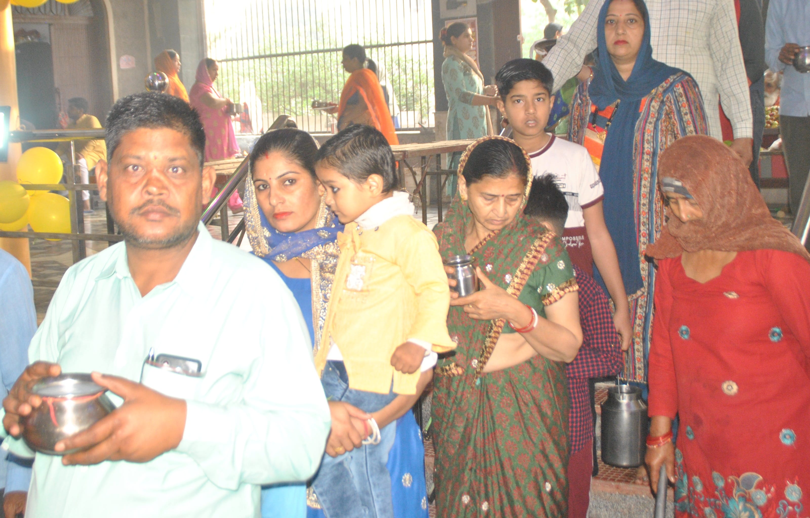 शामली के भाकूवाला मन्दिर में जलाभिषेक करने के लिये श्र श्रद्धालुओं की लगी लाइन