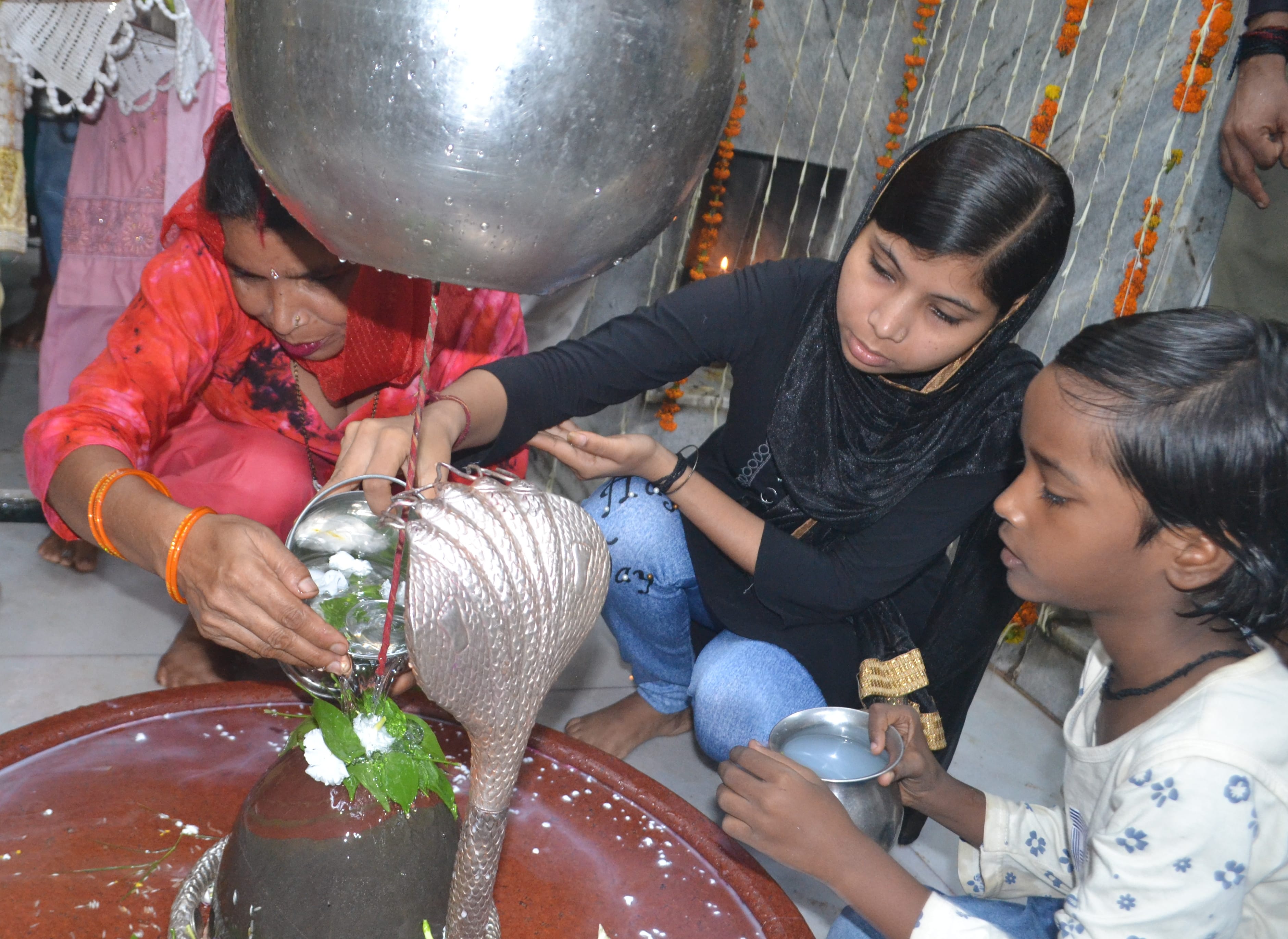 शामली के सतीवाला मंदिर में जलाभिषेक करते श्रद्धालु।