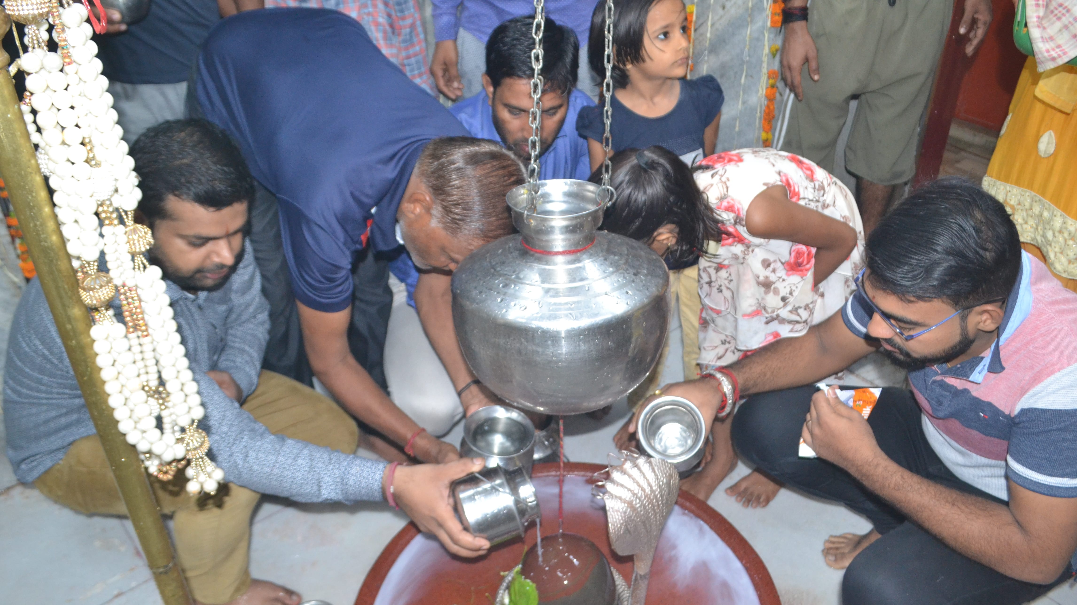 शामली के सतीवाला मन्दिर में जलाभिषेक करते श्रद्धालु।