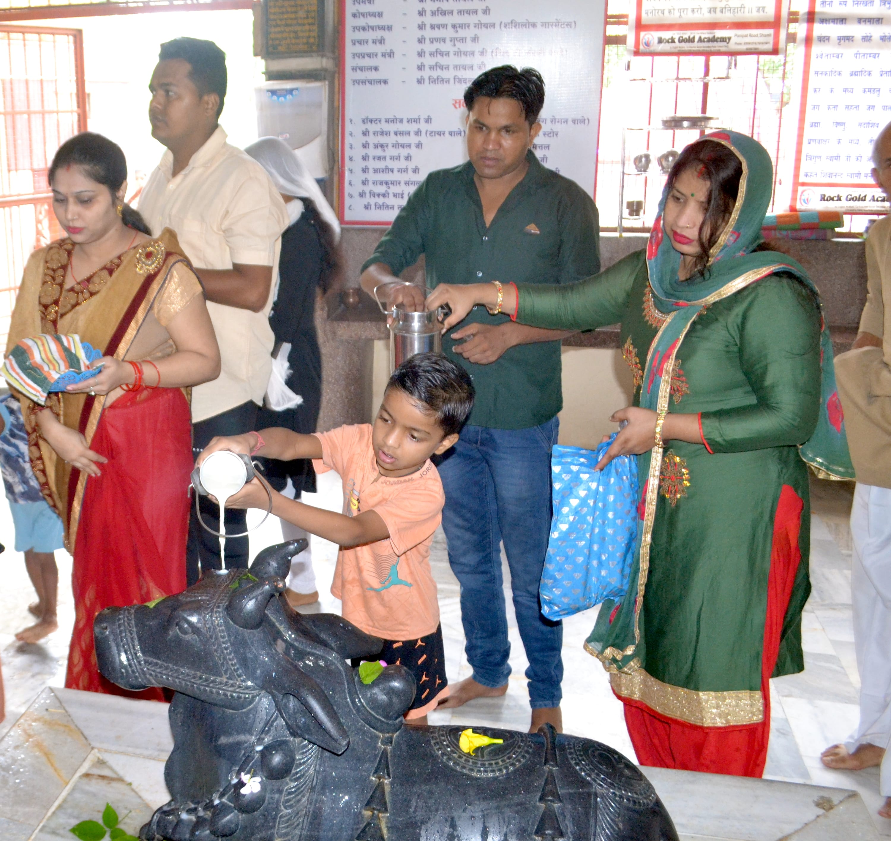 शामली के सतीवाला मन्दिर में जलाभिषेक करते  श्रद्धालु।