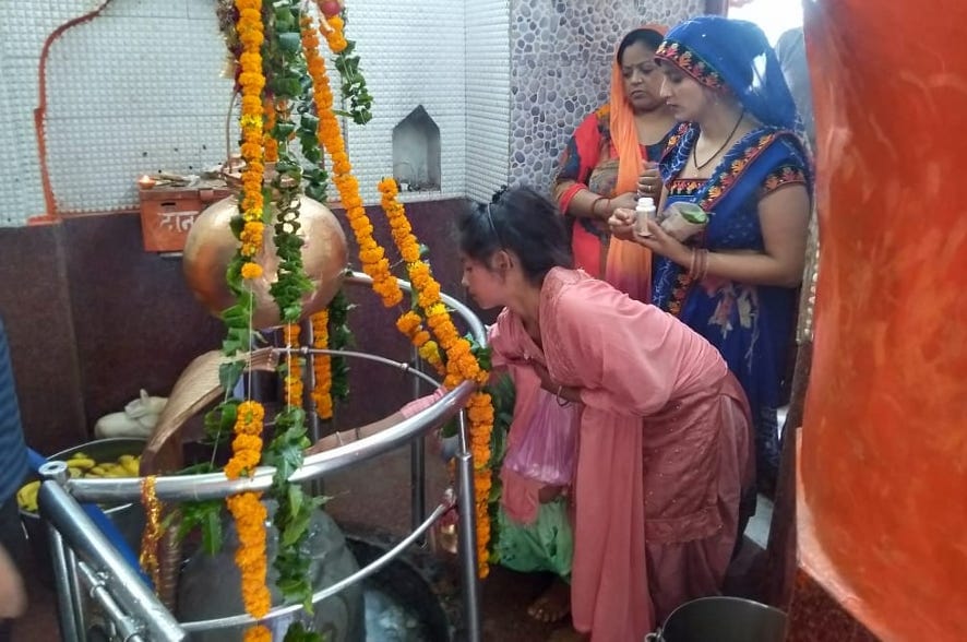 मंडावली क्षेत्र के मोटा महादेव मंदिर में जलाभिषेक करते श्रद्धालु। मंडावली क्षेत्र के मोटा महादेव मंदिर में जलाभिषेक करते श्रद्धालु।
