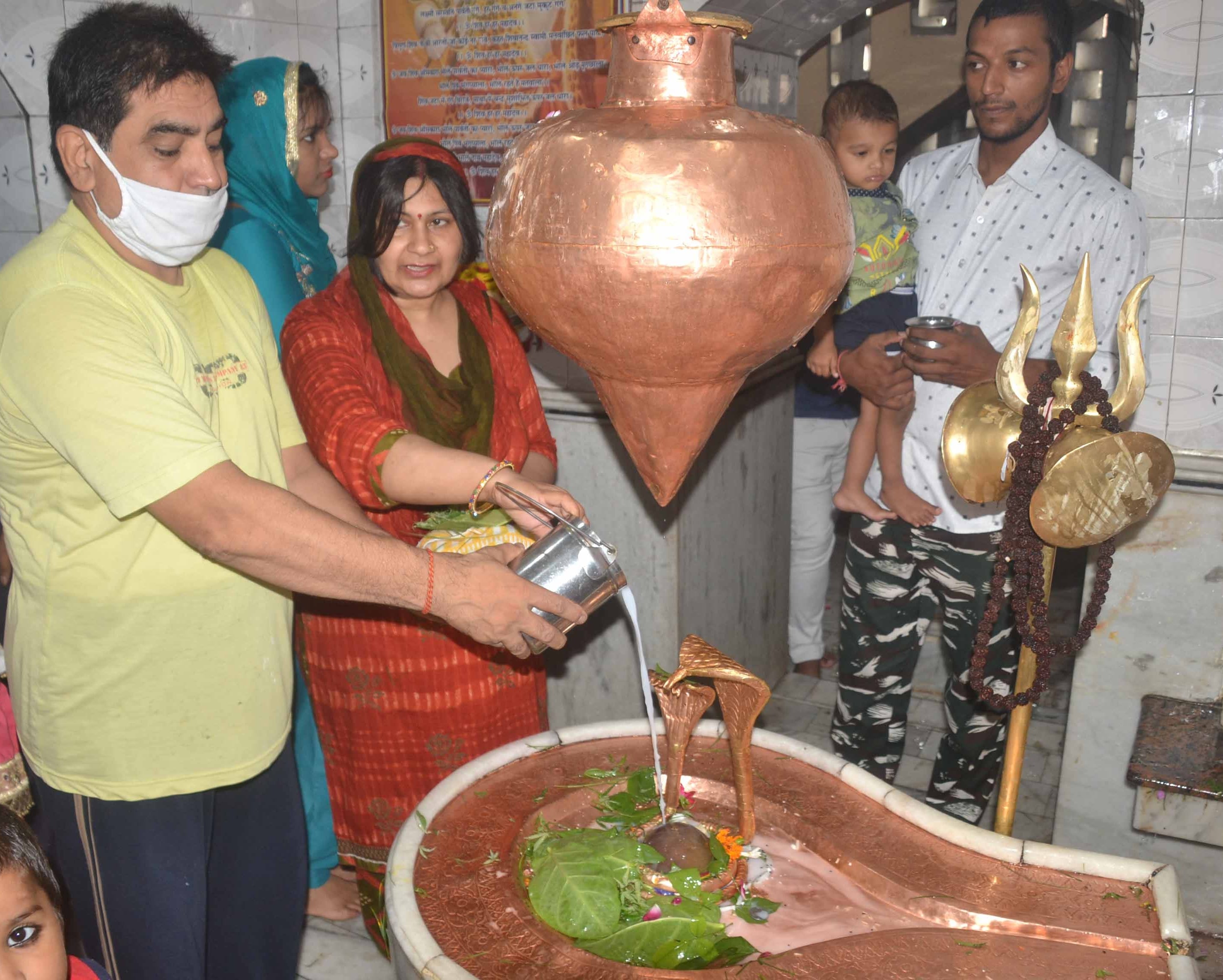 शामली के हनुमान धाम पर जलाभिषेक करते  श्रद्धालु