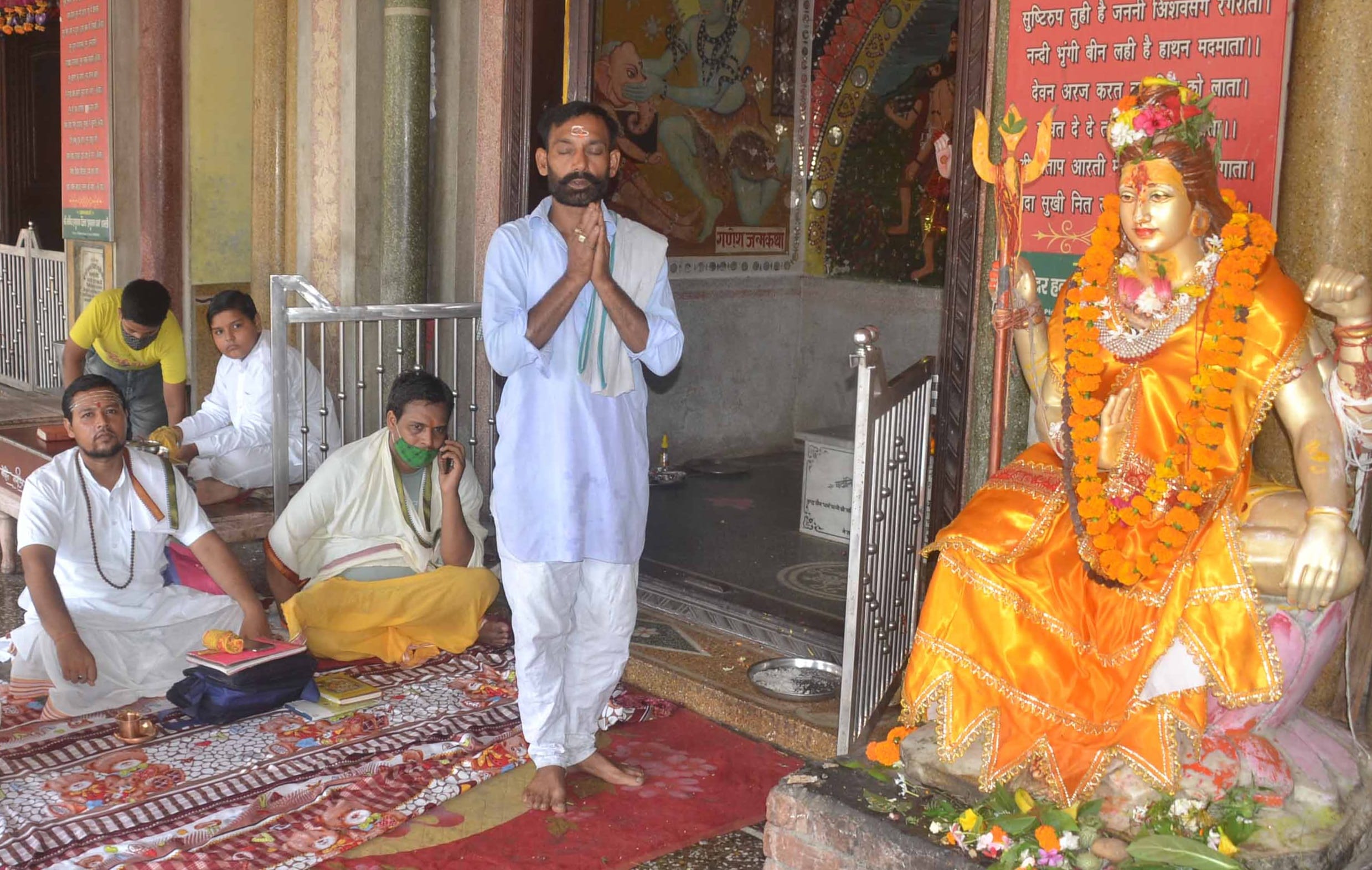 शामली के हनुमान धाम पर भोले शंकर की पुजा करते  श्रद्धालु। 