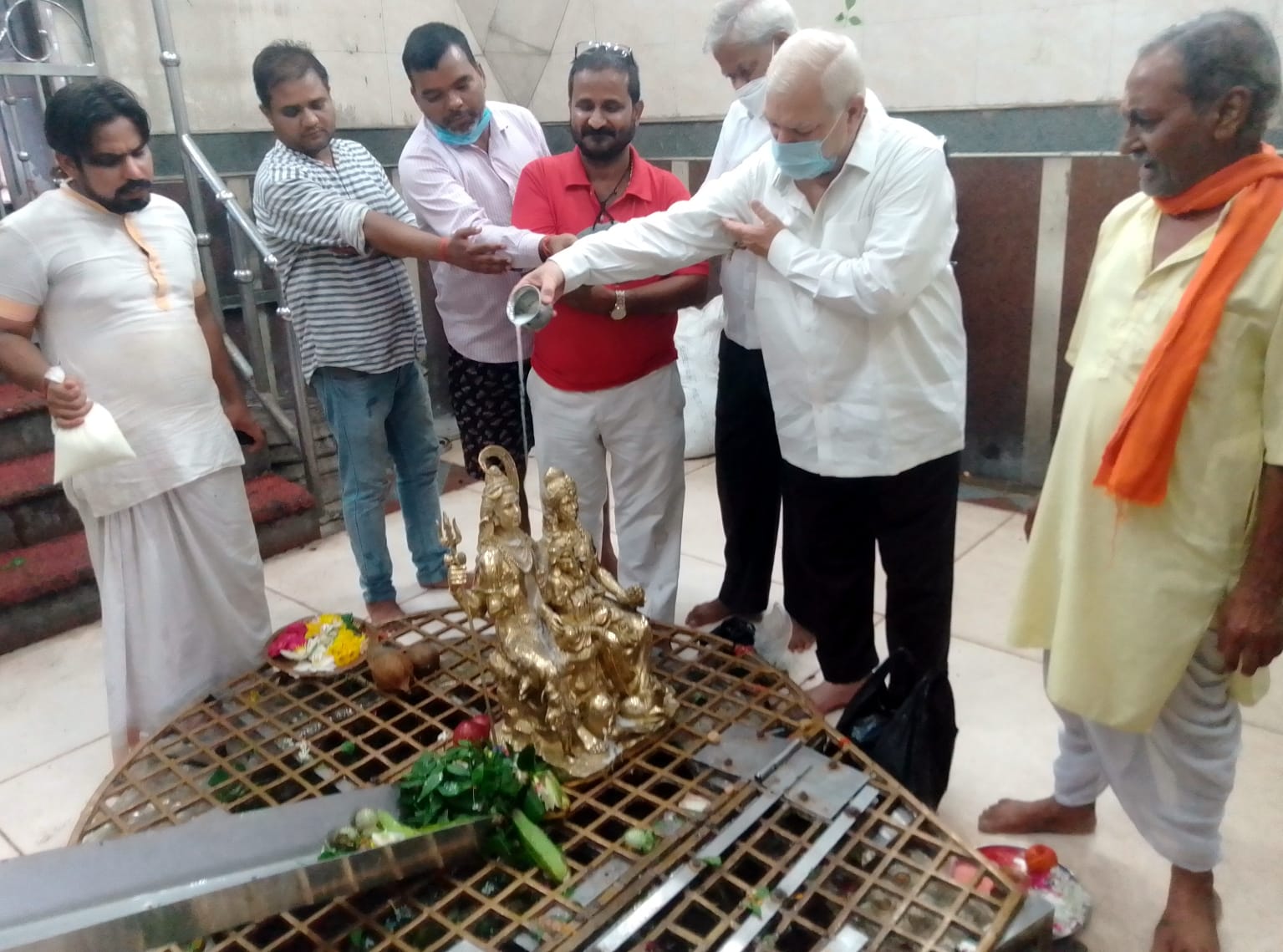 गोला शिव मंदिर में जलाभिषेक करते श्रद्धालु। संवाद